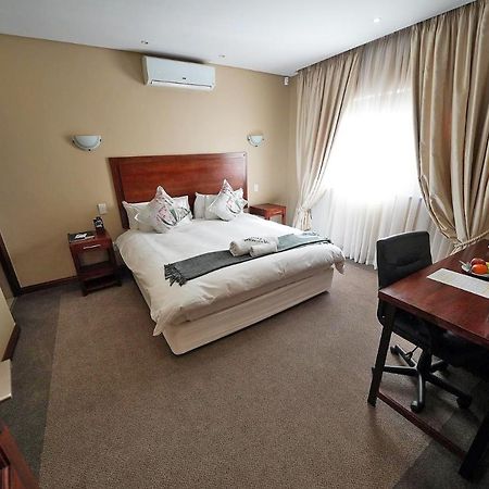 Over The Moon Guesthouse Johannesburg Esterno foto