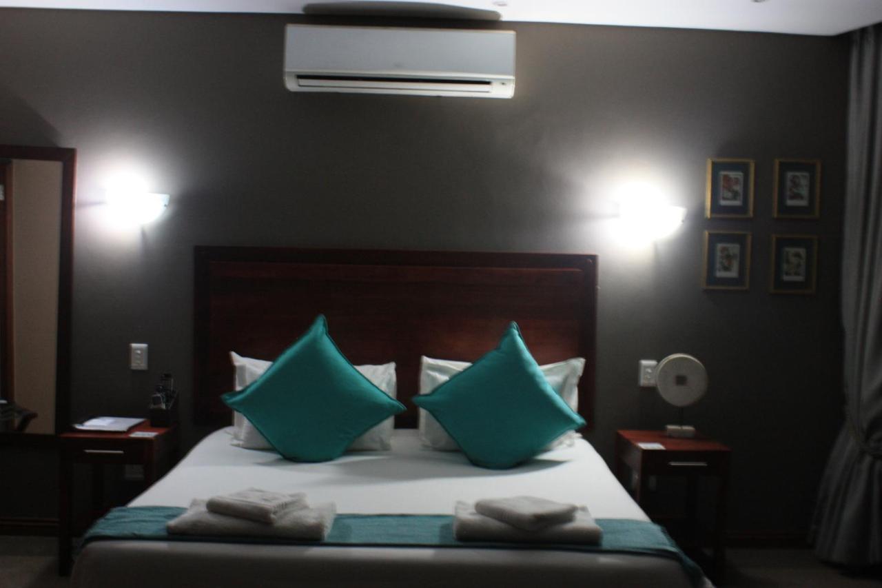 Over The Moon Guesthouse Johannesburg Esterno foto
