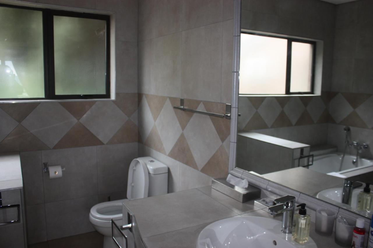 Over The Moon Guesthouse Johannesburg Esterno foto