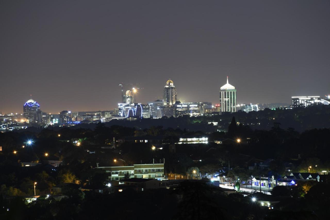Over The Moon Guesthouse Johannesburg Esterno foto